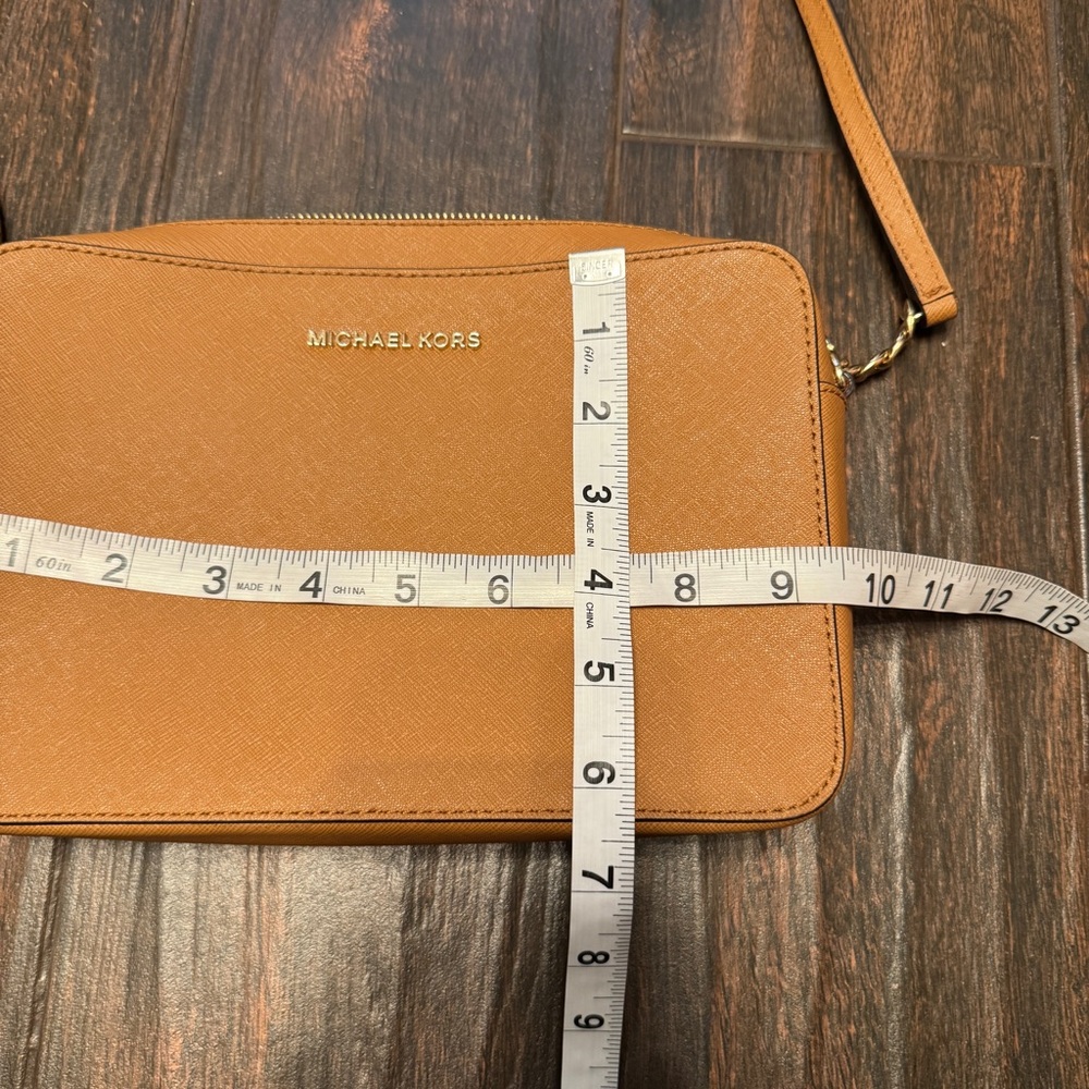 Michael Kors Jet Set Tan Saffiano Leather Camera Crossbody Chic Capsule Travel - Picture 9 of 10